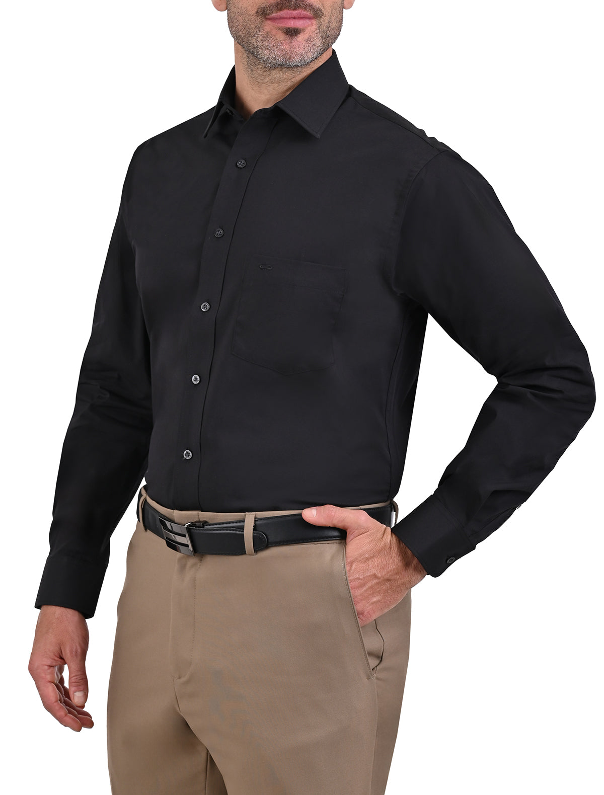 Un hombre con una camisa negra y pantalones blancos se para frente